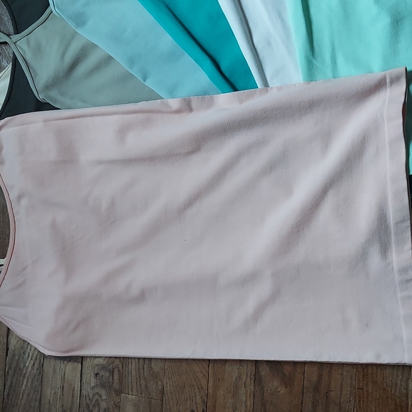 8 tank tops - Picture 9 of 9